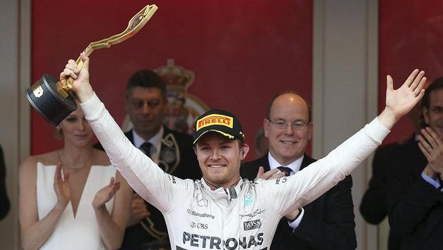 Němec Nico Rosberg s trofejí pro vítěze Velké ceny Monaka. Němec Nico Rosberg s trofejí pro vítěze Velké ceny Monaka.
