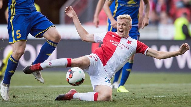 Faulovaný slávista Michal Frydrych během utkání s Borisovem. Faulovaný slávista Michal Frydrych během utkání s Borisovem.