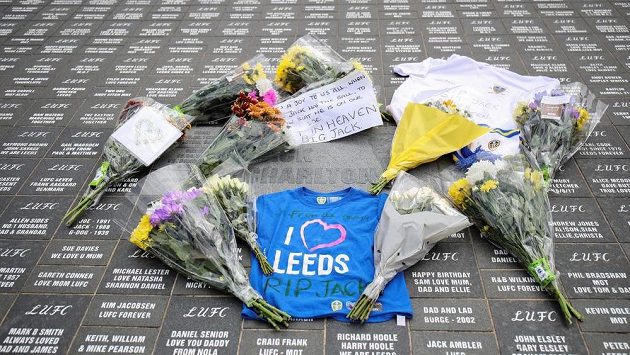 Pietní místo u stadionu Leedsu v Elland Road, kde fanoušci uctívají památku zemřelého Jacka Charltona. Pietní místo u stadionu Leedsu v Elland Road, kde fanoušci uctívají památku zemřelého Jacka Charltona.