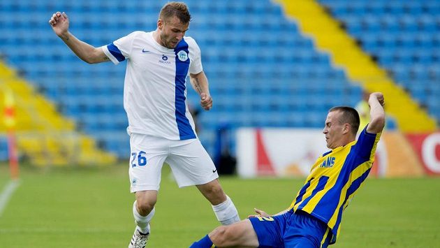 Liberecký záložník Tomáš Ďubek (vlevo) se snaží přejít přes Borise Sekuliče z Košic. Liberecký záložník Tomáš Ďubek (vlevo) se snaží přejít přes Borise Sekuliče z Košic.