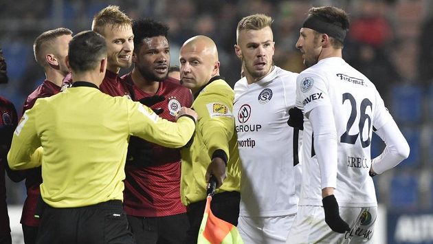 Utkání Slovácka se Spartou se neobešlo bez konfliktů mezi hráči obou mužstev a bez zásahů videa také ne. Utkání Slovácka se Spartou se neobešlo bez konfliktů mezi hráči obou mužstev a bez zásahů videa také ne.