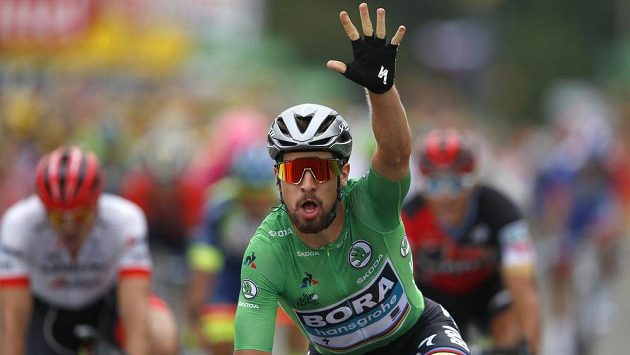 Slovenský cyklista Peter Sagan v zeleném trikotu vyhrál opět etapu na Tour de France. Slovenský cyklista Peter Sagan v zeleném trikotu vyhrál opět etapu na Tour de France.