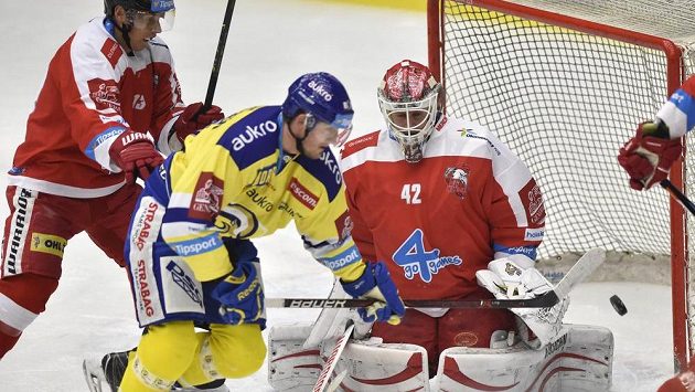 Zleva Bruno Mráz z Olomouce, Jiří Ondráček ze Zlína a brankář Branislav Konrád z Olomouce. Zleva Bruno Mráz z Olomouce, Jiří Ondráček ze Zlína a brankář Branislav Konrád z Olomouce.