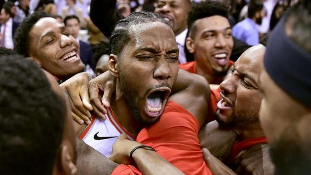 Basketbalista Toronta Raptors Kawhi Leonard po vítězné trefě proti Philadelphii. Basketbalista Toronta Raptors Kawhi Leonard po vítězné trefě proti Philadelphii.