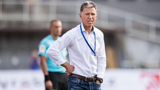 Trenér Dukly Jaroslav Šilhavý během utkání s Hradcem Králové. Trenér Dukly Jaroslav Šilhavý během utkání s Hradcem Králové.