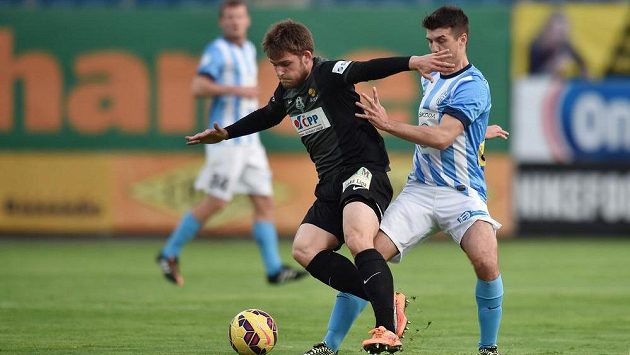 Valerijs Šabala z Jablonce (vlevo) si kryje míč před Kamilem Vackem z Mladé Boleslavi. Valerijs Šabala z Jablonce (vlevo) si kryje míč před Kamilem Vackem z Mladé Boleslavi.