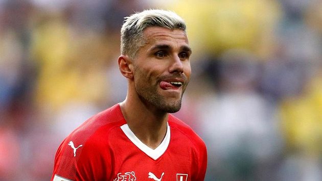 Švýcarský fotbalista Valon Behrami v akci na MS. Švýcarský fotbalista Valon Behrami v akci na MS.
