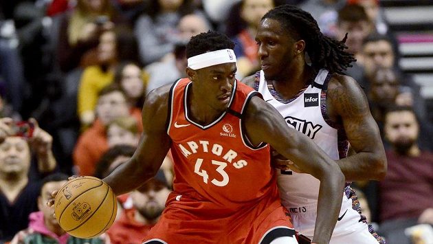 Forward Nets Taurean Prince (vpravo)s torontským Pascalem Siakamem Forward Nets Taurean Prince (vpravo)s torontským Pascalem Siakamem