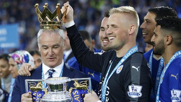 Brankář Leicesteru Kasper Schmeichel (s trofejí v ruce) dostane zdatného konkukrenta. Vlevo Kouč Claudio Ranieri. Ilustrační snímek. Brankář Leicesteru Kasper Schmeichel (s trofejí v ruce) dostane zdatného konkukrenta. Vlevo Kouč Claudio Ranieri. Ilustrační snímek.