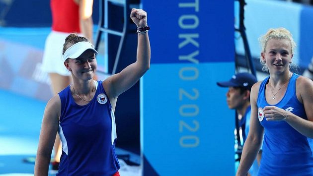 České tenistky Barbora Krejčíková (vlevo) a Kateřina Siniaková se radují z olympijského triumfu České tenistky Barbora Krejčíková (vlevo) a Kateřina Siniaková se radují z olympijského triumfu