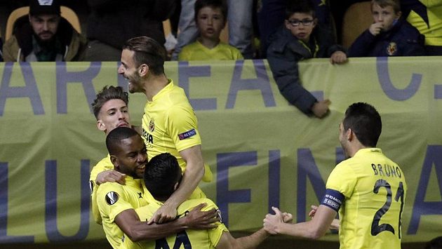 Cédric Bakambu (druhý zleva) z Villarrealu se raduje ze své trefy do sítě pražské Sparty. Cédric Bakambu (druhý zleva) z Villarrealu se raduje ze své trefy do sítě pražské Sparty.
