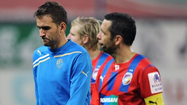 Zklamaní Plzeňané zleva Marek Bakoš, František Rajtoral a Pavel Horváth po prohře v Teplicích. Zklamaní Plzeňané zleva Marek Bakoš, František Rajtoral a Pavel Horváth po prohře v Teplicích.