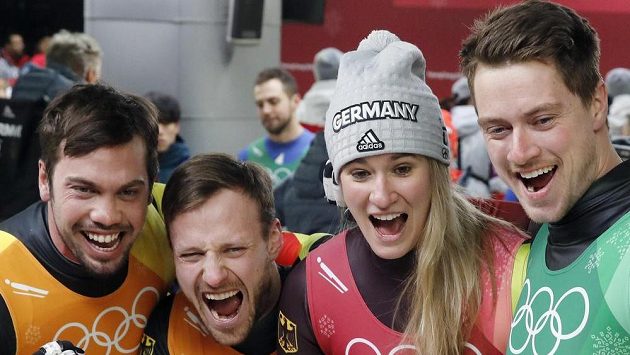 Zlatí medailisté ze závodu sáňkařských štafet. Zleva Natalie Geisenbergerová, Johannes Ludwig, Tobias Wendl a Tobias Arlt z Německa. Zlatí medailisté ze závodu sáňkařských štafet. Zleva Natalie Geisenbergerová, Johannes Ludwig, Tobias Wendl a Tobias Arlt z Německa.