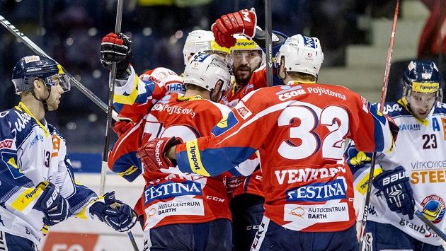 Petr Čáslava (uprostřed) oslavuje se spoluhráči z Pardubic svoji trefu proti Vítkovicím. Petr Čáslava (uprostřed) oslavuje se spoluhráči z Pardubic svoji trefu proti Vítkovicím.