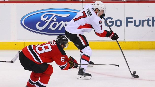 Ottawský úspěšný střelec Kyle Turris (7) v souboji s Jaromírem Jágrem (68) z New Jersey. Ottawský úspěšný střelec Kyle Turris (7) v souboji s Jaromírem Jágrem (68) z New Jersey.