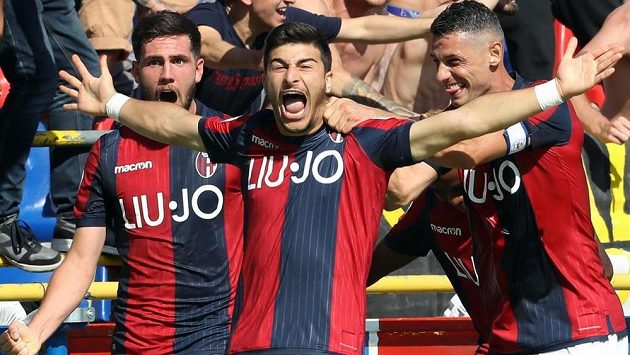 Radost fotbalistů Boloně z rozhodující trefy. Radost fotbalistů Boloně z rozhodující trefy.