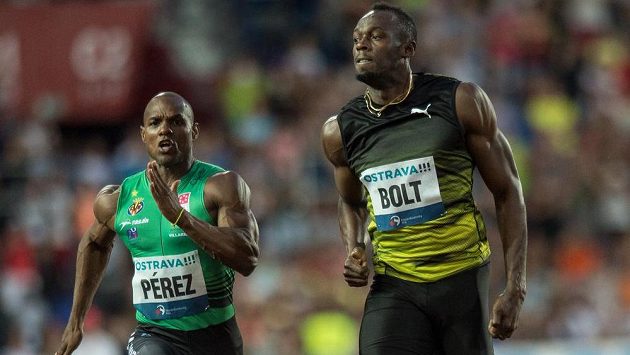 Jamajský sprinter Usain Bolt (vpravo) a Yunier Pérez v cíli sprintu na 100 m na mítinku Zlatá tretra. Jamajský sprinter Usain Bolt (vpravo) a Yunier Pérez v cíli sprintu na 100 m na mítinku Zlatá tretra.