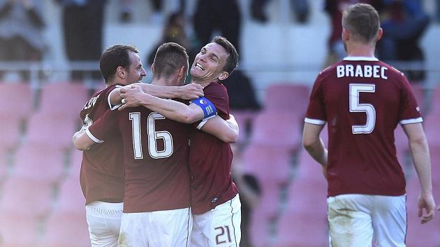 Sparťanský útočník David Lafata (třetí zleva) slaví se spoluhráči Markem Matějovským (první zleva) a Pavlem Kadeřábkem gól proti Brnu. Vpravo je stoper Letenských Jakub Brabec. Sparťanský útočník David Lafata (třetí zleva) slaví se spoluhráči Markem Matějovským (první zleva) a Pavlem Kadeřábkem gól proti Brnu. Vpravo je stoper Letenských Jakub Brabec.