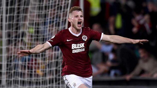 Stoper Jakub Brabec se raduje z gólu, kterým rozhodl derby se Slavií. Stoper Jakub Brabec se raduje z gólu, kterým rozhodl derby se Slavií.