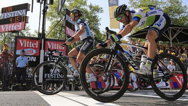 Italský cyklista Matteo Trentin (vlevo) ve finiši 14. etapy Tour těsně porazil Švýcara Michaela Albasiniho. Italský cyklista Matteo Trentin (vlevo) ve finiši 14. etapy Tour těsně porazil Švýcara Michaela Albasiniho.