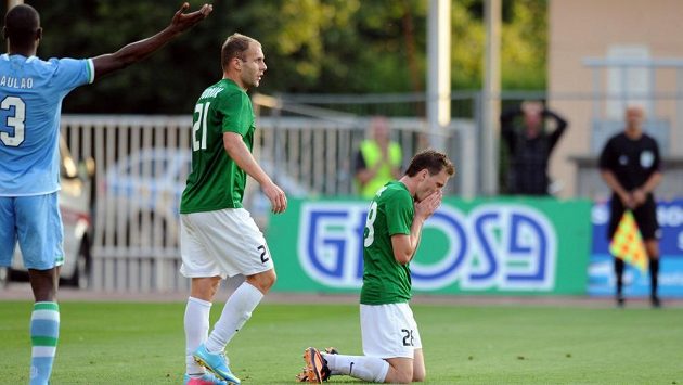 Jablonecký záložník Ondřej Vaněk (vpravo) nemůže uvěřit, jakou šanci proti Betisu Sevilla spálil. Jablonecký záložník Ondřej Vaněk (vpravo) nemůže uvěřit, jakou šanci proti Betisu Sevilla spálil.