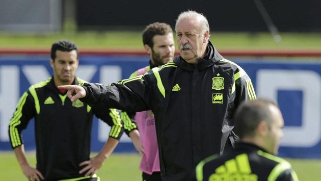 Nekompromisní kouč španělského týmu Vicente del Bosque (uprostřed) vyhodil z tréninkové jednotky novou posilu Chelsea Cesca Fábregase. Nekompromisní kouč španělského týmu Vicente del Bosque (uprostřed) vyhodil z tréninkové jednotky novou posilu Chelsea Cesca Fábregase.