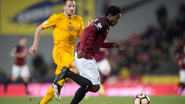 Střídající sparťan Tiémoko Konaté (vpravo) gólový účet derby s Duklou nerozšířil. Střídající sparťan Tiémoko Konaté (vpravo) gólový účet derby s Duklou nerozšířil.