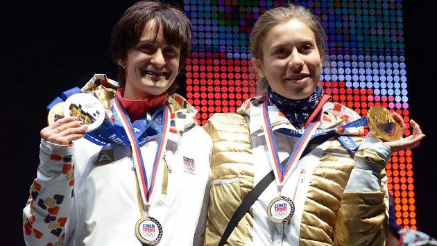 Rychlobruslařka Martina Sáblíková (vlevo) a Eva Samková zdraví fanoušky v Olmpijském parku na Letné po návratu ze Soči. Rychlobruslařka Martina Sáblíková (vlevo) a Eva Samková zdraví fanoušky v Olmpijském parku na Letné po návratu ze Soči.