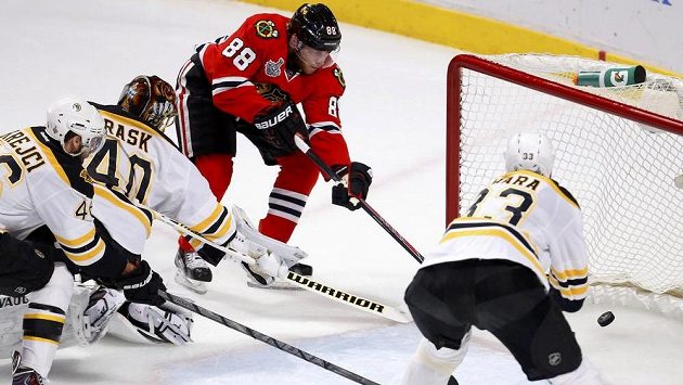 Patrick Kane z Chicaga (v červeném) otevírá skóre 5. finále proti Bostonu. Nezabránili mu v tom ani David Krejčí s gólmanem Tuukkou Raskem. Patrick Kane z Chicaga (v červeném) otevírá skóre 5. finále proti Bostonu. Nezabránili mu v tom ani David Krejčí s gólmanem Tuukkou Raskem.