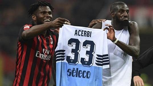 Tiémoué Bakayoko s Franckem Kessiém pózovali se soupeřovým trikotem coby s trofejí před fanoušky. Tiémoué Bakayoko s Franckem Kessiém pózovali se soupeřovým trikotem coby s trofejí před fanoušky.