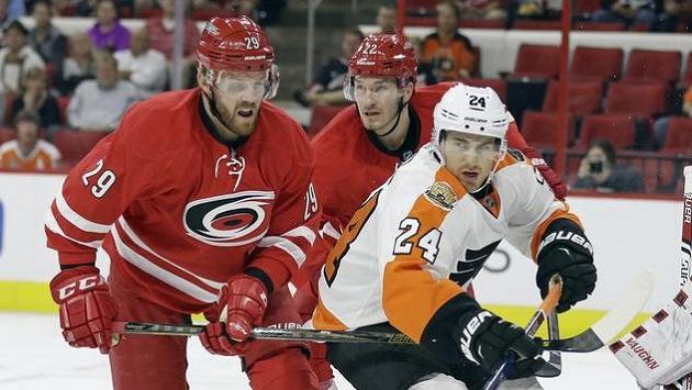 Hokejista Caroliny Hurricanes Bryan Bickell (vlevo). Hokejista Caroliny Hurricanes Bryan Bickell (vlevo).