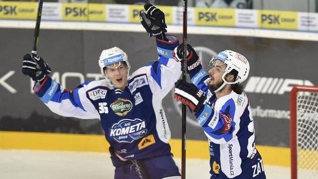 Jakub Krejčík a střelec Martin Zaťovič z Brna se radují z gólu, vpravo je brankář Vítkovic Patrik Bartošák. Jakub Krejčík a střelec Martin Zaťovič z Brna se radují z gólu, vpravo je brankář Vítkovic Patrik Bartošák.