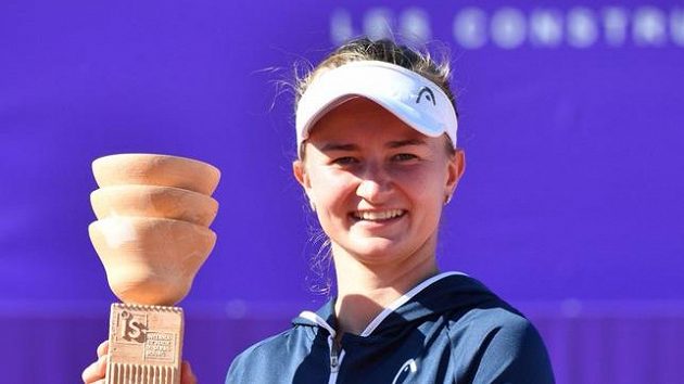 Česká tenistka Barbora Krejčíková pózuje s trofejí pro vítězku turnaje WTA ve Štrasburku. Česká tenistka Barbora Krejčíková pózuje s trofejí pro vítězku turnaje WTA ve Štrasburku.