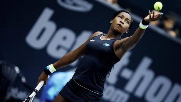 Patnáctiletá americká tenistka Cori Gauffová ve finále v Linci porazila 6:3, 1:6, 6:2 Jelenu Ostapenkovou z Lotyšska a získala první titul v kariéře Patnáctiletá americká tenistka Cori Gauffová ve finále v Linci porazila 6:3, 1:6, 6:2 Jelenu Ostapenkovou z Lotyšska a získala první titul v kariéře
