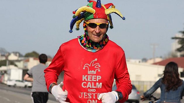 Ed “The Jester” Ettinghausen. Šaškovský kostým ho odlišuje výrazně od jiných běžců. Ed “The Jester” Ettinghausen. Šaškovský kostým ho odlišuje výrazně od jiných běžců.