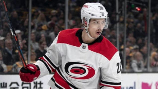 Hokejového útočníka Sebastiana Aha z Caroliny se pokouší získat slavný Montreal. Hokejového útočníka Sebastiana Aha z Caroliny se pokouší získat slavný Montreal.