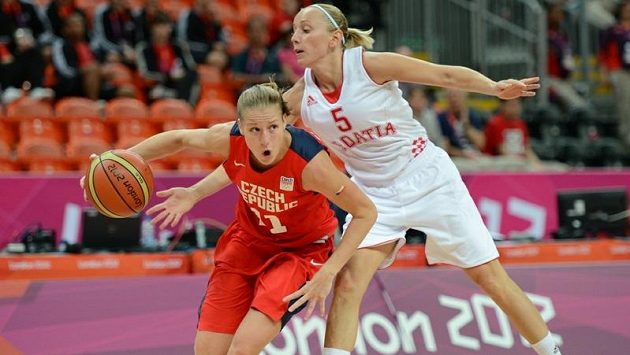 Kateřina Elhotová (vlevo) si vyzkouší zámořskou WNBA. Kateřina Elhotová (vlevo) si vyzkouší zámořskou WNBA.