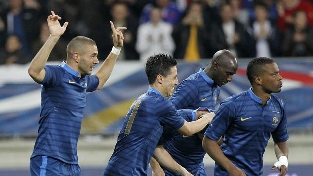 Karim Benzema (vlevo) se raduje se svými spoluhráči z francouzské reprezentace z gólu. Karim Benzema (vlevo) se raduje se svými spoluhráči z francouzské reprezentace z gólu.
