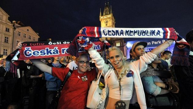 Fanoušci při sledování zápasu české fotbalové reprezentace s Ruskem na EURO Fanoušci při sledování zápasu české fotbalové reprezentace s Ruskem na EURO