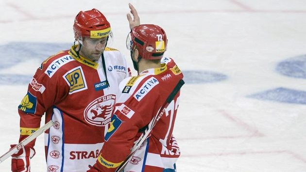 Slávistický útočník Jaroslav Bednář (vlevo) zaznamenal proti Chomutovu hattrick. Slávistický útočník Jaroslav Bednář (vlevo) zaznamenal proti Chomutovu hattrick.