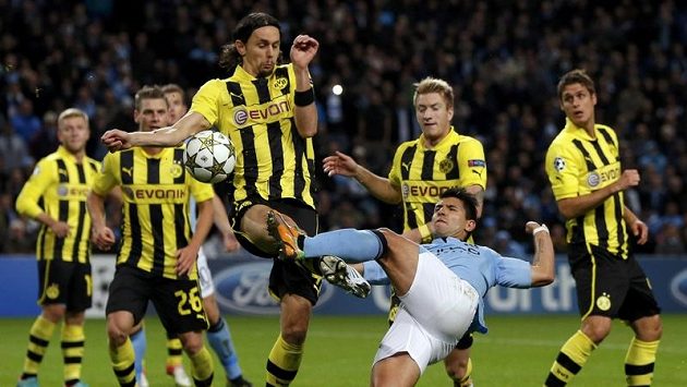 Sergio Agüero (vpravo) střílí do ruky Nevena Subotiče z Borussie Dortmund. Sergio Agüero (vpravo) střílí do ruky Nevena Subotiče z Borussie Dortmund.