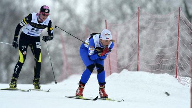 Na pravé noze klasická lyže, na levé bruslařská. Karolína Grohová absolvovala polovinu skitalonu na MSJ kuriózním způsobem. Na pravé noze klasická lyže, na levé bruslařská. Karolína Grohová absolvovala polovinu skitalonu na MSJ kuriózním způsobem.