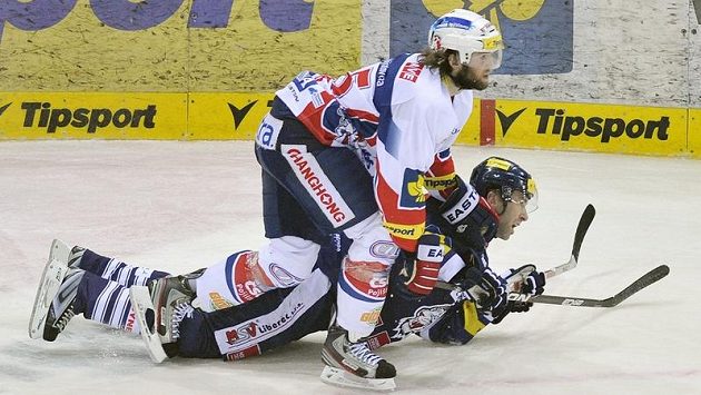 Petr Nedvěd z Liberce a Casey Borer z Pardubic ve třetím utkání čtvrtfinálové série. Petr Nedvěd z Liberce a Casey Borer z Pardubic ve třetím utkání čtvrtfinálové série.