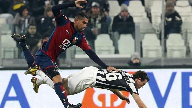 Stephan Lichtsteiner z Juventusu (vpravo) padá po souboji s Markem Borriellem z Janova. Stephan Lichtsteiner z Juventusu (vpravo) padá po souboji s Markem Borriellem z Janova.