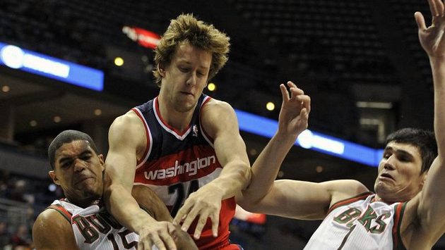 Jan Veselý z Washingtonu mezi Tobiasem Harrisem (vlevo) a Ersanem Ilyasovem z Milwaukee. Jan Veselý z Washingtonu mezi Tobiasem Harrisem (vlevo) a Ersanem Ilyasovem z Milwaukee.