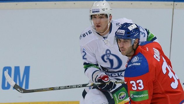 Kanonýr Alexandr Ovečkin z Dynamo Moskva (vlevo) a Zdeno Chára z Lva Praha. Kanonýr Alexandr Ovečkin z Dynamo Moskva (vlevo) a Zdeno Chára z Lva Praha.