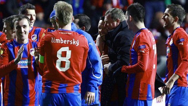 Plzeňští fotbalisté se spolu s trenérem Vrbou radují z vítězství nad Atlétikem Madrid. Plzeňští fotbalisté se spolu s trenérem Vrbou radují z vítězství nad Atlétikem Madrid.