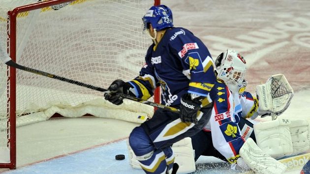 Marek Hovorka (v modrém) střílí v dresu Kladna gól proti Pardubicím. Marek Hovorka (v modrém) střílí v dresu Kladna gól proti Pardubicím.