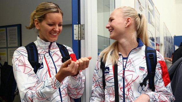 Basketbalistky Eva Vítečková (vlevo) a Michaela Zrůstová Basketbalistky Eva Vítečková (vlevo) a Michaela Zrůstová