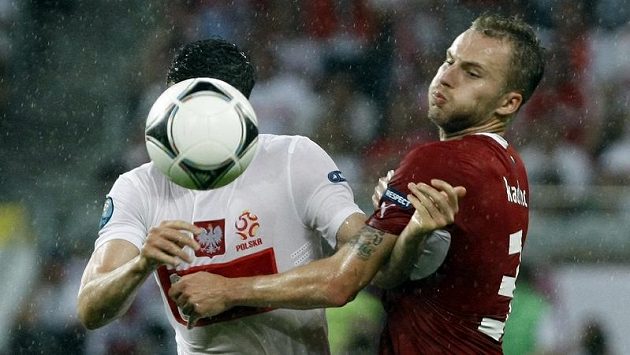 Polák Lewandowski si kryje míč před Michalem Kadlecem. Polák Lewandowski si kryje míč před Michalem Kadlecem.